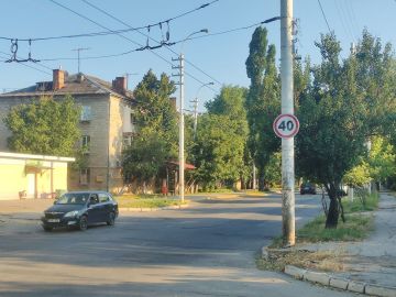 Водителям на заметку!. На улице Бендерского Восстания, в районе остановок Бендерского политехнического института ПГУ им. Т. Г. Шевченко, установлен новый дорожный знак, ограничивающий скорость движения до 40 км/ч