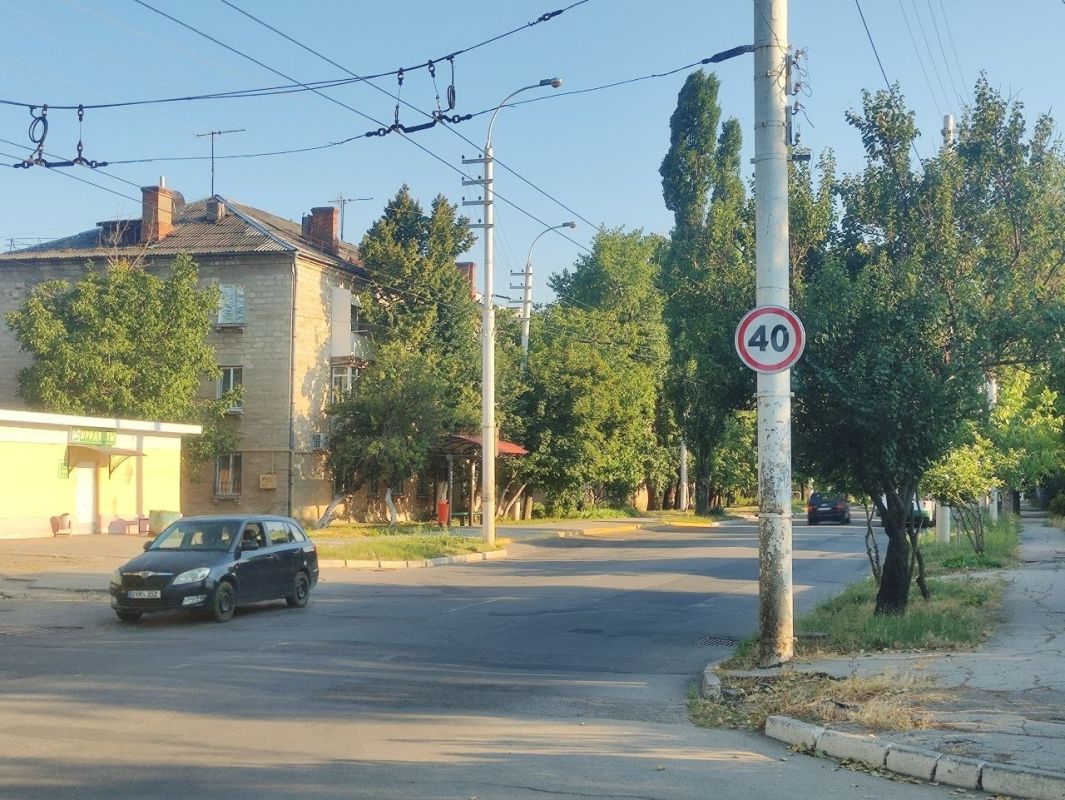 Водителям на заметку!. На улице Бендерского Восстания, в районе остановок Бендерского политехнического института ПГУ им. Т. Г. Шевченко, установлен новый дорожный знак, ограничивающий скорость движения до 40 км/ч