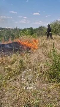 Прямо сейчас столичные пожарные тушат сухую траву в Октябрьском микрорайоне Тирасполя