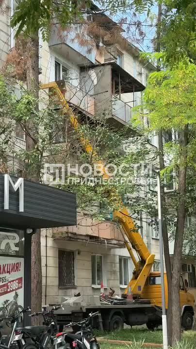 В Тирасполе приводят в порядок водосточные системы многоквартирных домов