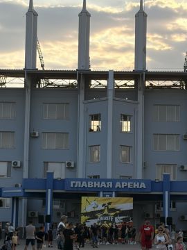 Сейчас площадка футбольного праздника полностью в тени – солнце скрылось за высокой трибуной стадиона