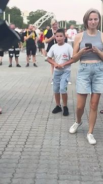 На футбольном празднике много народу и жёлтого цвета