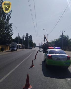 Вниманию водителей!. . В связи с реконструкцией светофорного объекта в Бендерах на пересечении улицы К. Маркса и Тираспольского шоссе временно ограничено движение транспорта