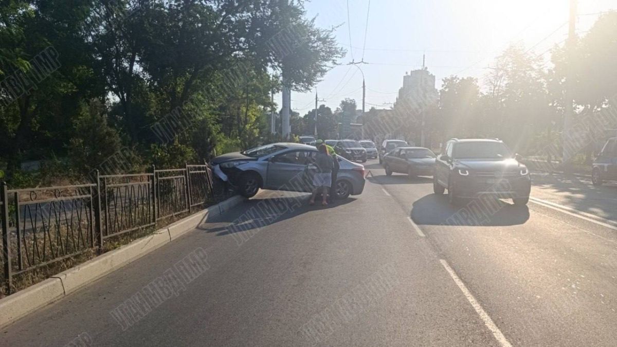 В Тирасполе автомобиль въехал в забор В Тирасполе автомобиль въехал в забор