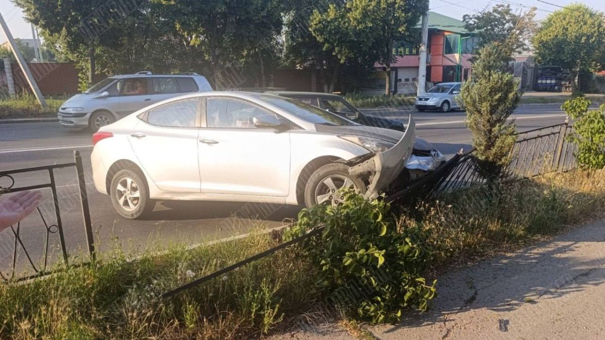 Въехала в забор. . Авария произошла 7 августа примерно в 7:15 на улице Одесской, чуть ниже сквера Авиаторов в Тирасполе Въехала в забор. . Авария произошла 7 августа примерно в 7:15 на улице Одесской, чуть ниже сквера Авиаторов в Тирасполе