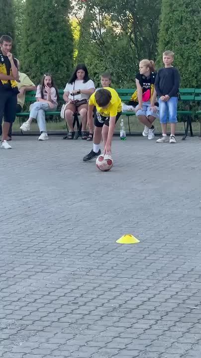 Болельщики прямо сейчас забивают мячи в ворота и выигрывают призы в конкурсах