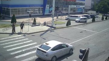 Проехал на жёлтый. . Камеры «Безопасного города» 7 августа днём зафиксировали грубое нарушение: водитель «Тойоты» проехал на жёлтый сигнал светофора через пешеходный переход в переулке Западном, у супермаркета