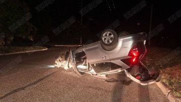 Уснул за рулём и врезался в электроопору