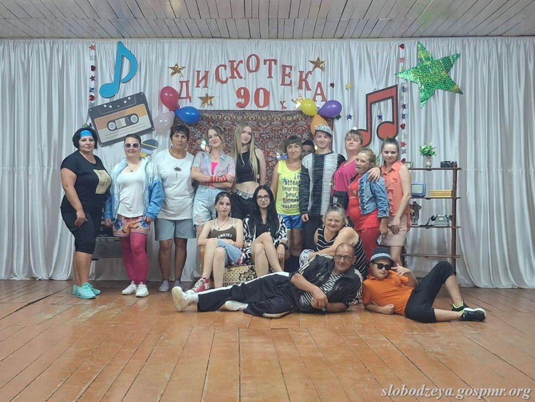 9 августа в Доме культуры с. Приозёрное прошла развлекательная программа «Дискотека 90-х», которая подарила молодёжи и взрослым возможность окунуться в атмосферу культовой эпохи 90-х