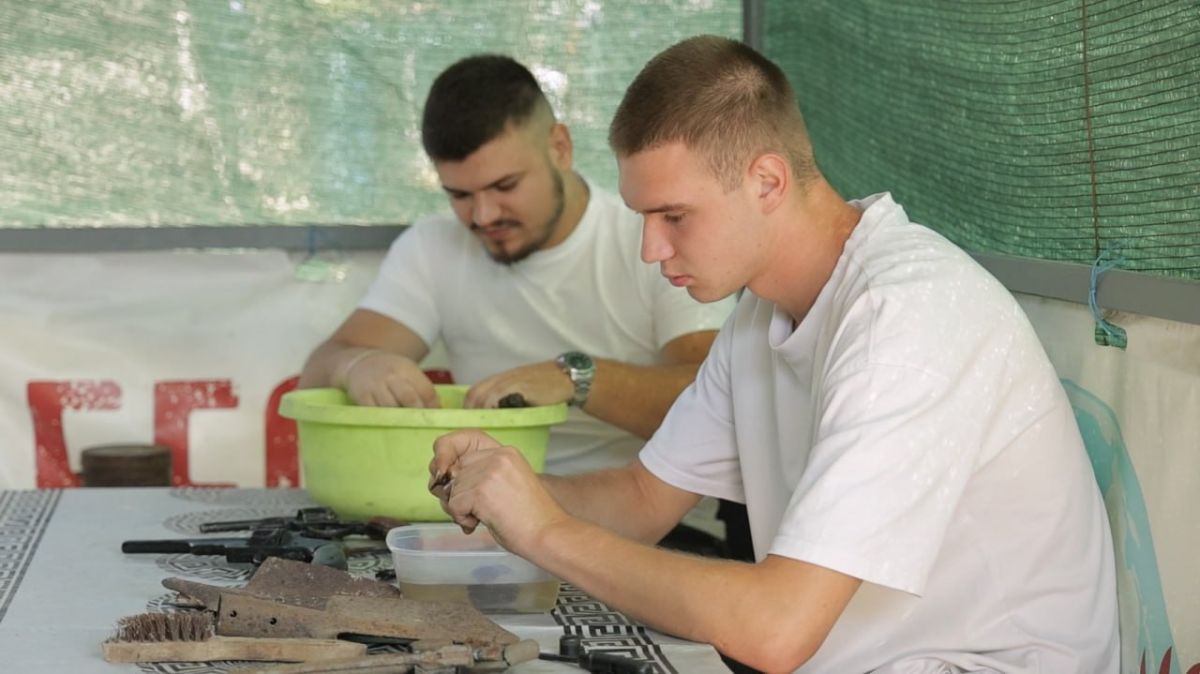 «Наследники Побед» реставрируют военные артефакты (оружие, каски, предметы быта), которые нашли во время разведок местности «Наследники Побед» реставрируют военные артефакты (оружие, каски, предметы быта), которые нашли во время разведок местности