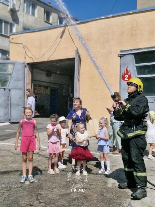 Выезд расчёта на пожар, водяная завеса, радуга, помощь утопающему, сирены, искуссвтенный ветер – всё это участники конкурса вместе с родителям и гостями увидели в программе от пожарных и спасателей Выезд расчёта на пожар, водяная завеса, радуга, помощь утопающему, сирены, искуссвтенный ветер – всё это участники конкурса вместе с родителям и гостями увидели в программе от пожарных и спасателей