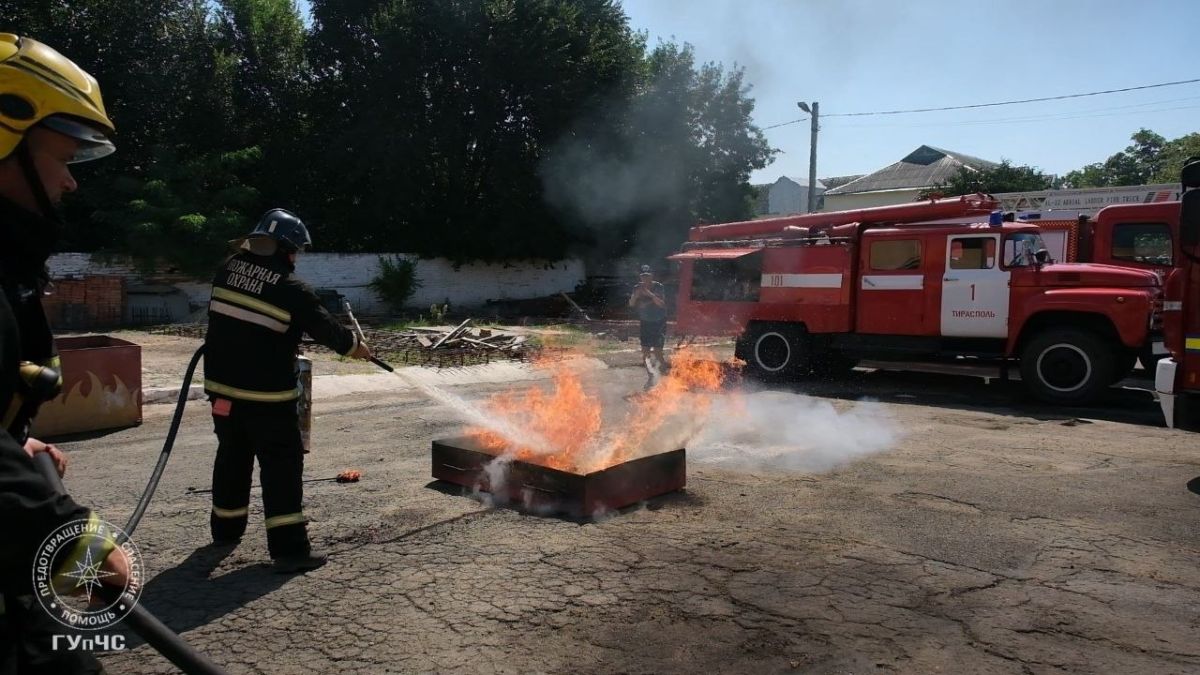 Выезд расчёта на пожар, водяная завеса, радуга, помощь утопающему, сирены, искуссвтенный ветер – всё это участники конкурса вместе с родителям и гостями увидели в программе от пожарных и спасателей Выезд расчёта на пожар, водяная завеса, радуга, помощь утопающему, сирены, искуссвтенный ветер – всё это участники конкурса вместе с родителям и гостями увидели в программе от пожарных и спасателей