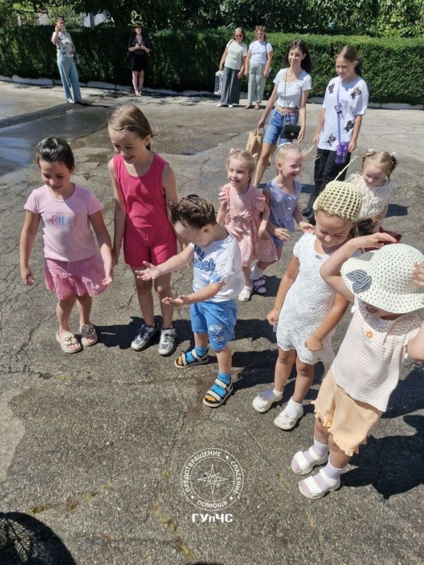 Выезд расчёта на пожар, водяная завеса, радуга, помощь утопающему, сирены, искуссвтенный ветер – всё это участники конкурса вместе с родителям и гостями увидели в программе от пожарных и спасателей Выезд расчёта на пожар, водяная завеса, радуга, помощь утопающему, сирены, искуссвтенный ветер – всё это участники конкурса вместе с родителям и гостями увидели в программе от пожарных и спасателей