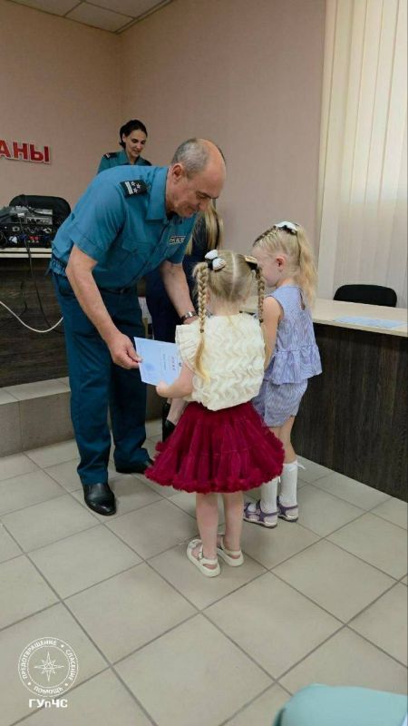 В столичной пожарной части наградили участников конкурса «Безопасность словами детей» В столичной пожарной части наградили участников конкурса «Безопасность словами детей»