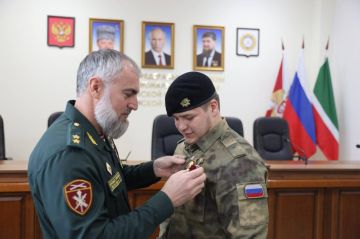 Адам Кадыров получил медаль за снятие «Яблока» с выборов в Госдуму