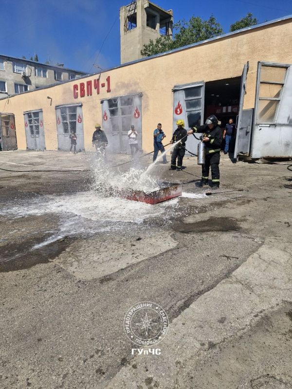 Выезд расчёта на пожар, водяная завеса, радуга, помощь утопающему, сирены, искуссвтенный ветер – всё это участники конкурса вместе с родителям и гостями увидели в программе от пожарных и спасателей Выезд расчёта на пожар, водяная завеса, радуга, помощь утопающему, сирены, искуссвтенный ветер – всё это участники конкурса вместе с родителям и гостями увидели в программе от пожарных и спасателей
