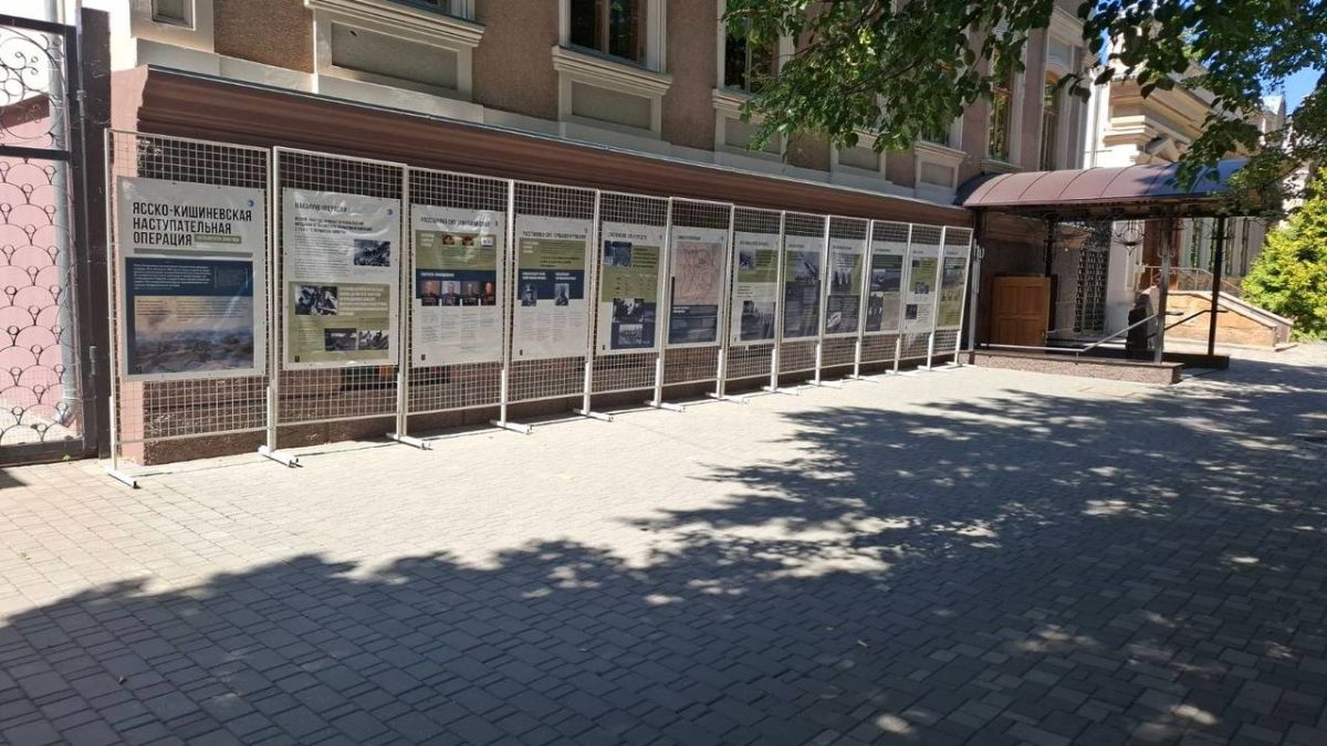 В преддверии годовщины освобождения города от фашистских захватчиков в Бендерах открыли баннерную выставку