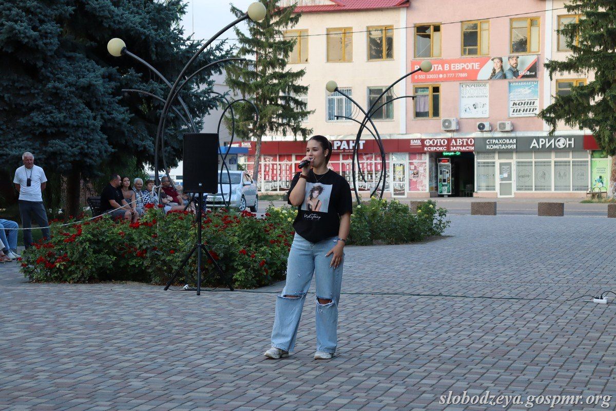 В День молодёжи в Слободзее организовали большой праздничный концерт с участием молодых исполнителей и творческих коллективов В День молодёжи в Слободзее организовали большой праздничный концерт с участием молодых исполнителей и творческих коллективов