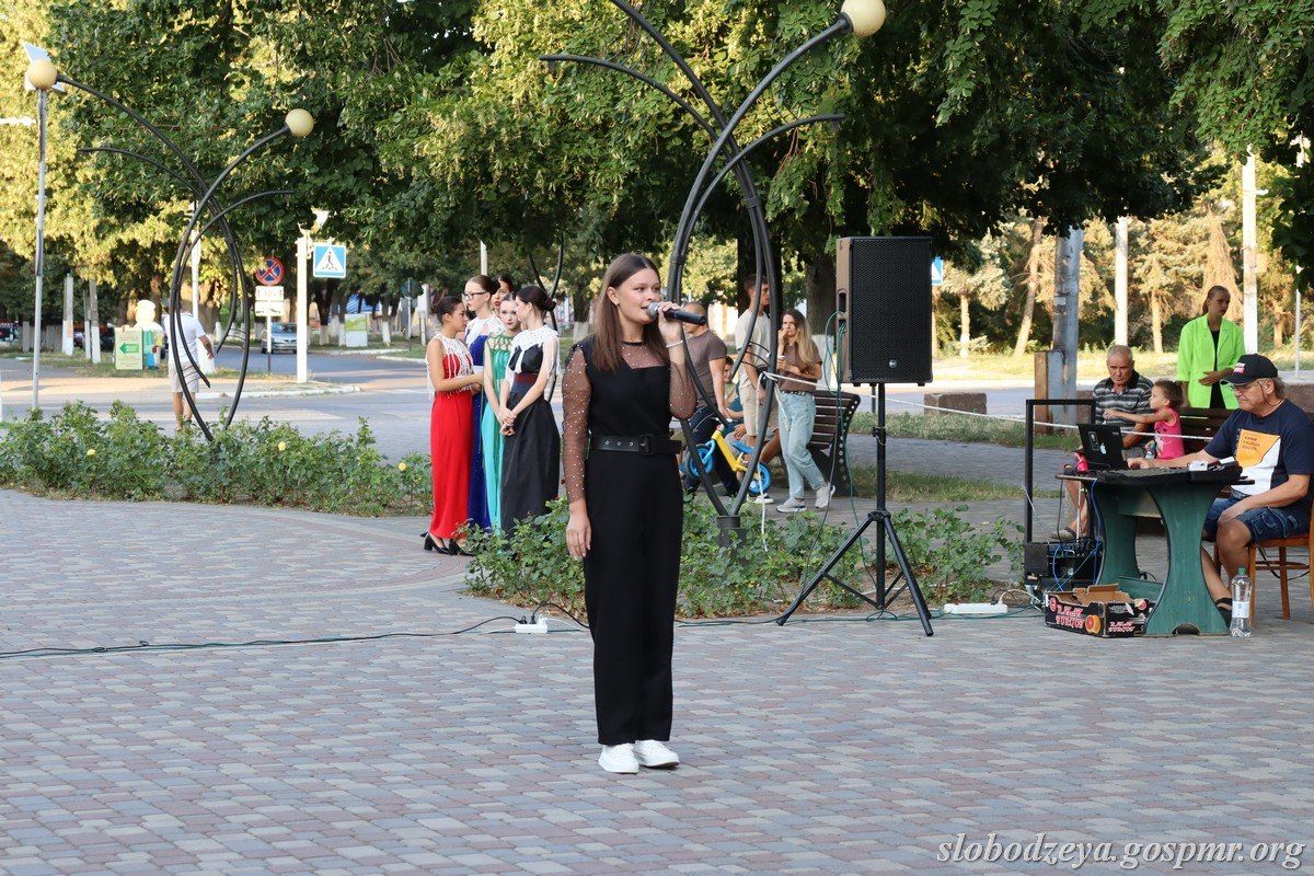 В День молодёжи в Слободзее организовали большой праздничный концерт с участием молодых исполнителей и творческих коллективов В День молодёжи в Слободзее организовали большой праздничный концерт с участием молодых исполнителей и творческих коллективов