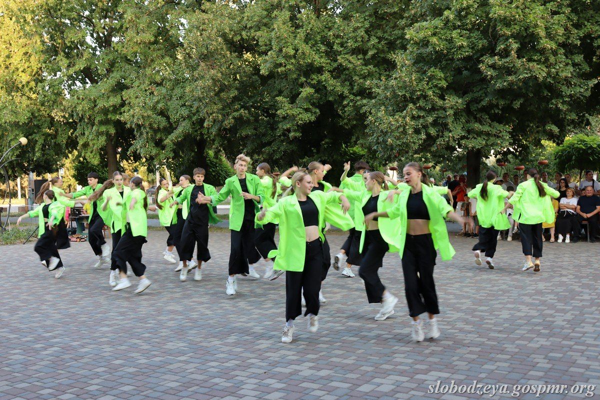 В День молодёжи в Слободзее организовали большой праздничный концерт с участием молодых исполнителей и творческих коллективов В День молодёжи в Слободзее организовали большой праздничный концерт с участием молодых исполнителей и творческих коллективов
