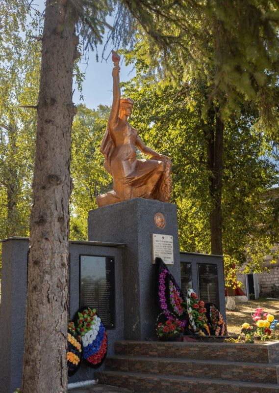 При упоминании этого населённого пункта, который существовал уже в конце XVIII века, в котором сегодня проживают около тысячи человек, нельзя не вспомнить о том, что село - приграничное При упоминании этого населённого пункта, который существовал уже в конце XVIII века, в котором сегодня проживают около тысячи человек, нельзя не вспомнить о том, что село - приграничное