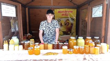 Среди участников ярмарки – юный пчеловод Артём Кучерявцев, представитель фирмы «Мишкин Мёд»