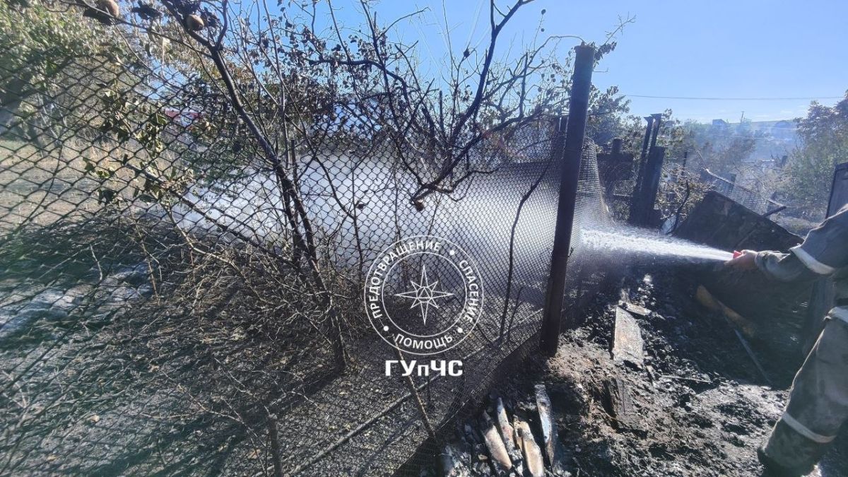 Три пожарных расчёта из Первомайска, Слободзеи и Тирасполя тушили вчера сухостой на площади 12 гектаров между сёлами Уютное и Никольское Три пожарных расчёта из Первомайска, Слободзеи и Тирасполя тушили вчера сухостой на площади 12 гектаров между сёлами Уютное и Никольское