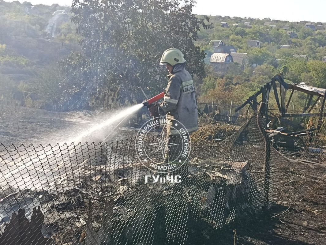 Три пожарных расчёта из Первомайска, Слободзеи и Тирасполя тушили вчера сухостой на площади 12 гектаров между сёлами Уютное и Никольское Три пожарных расчёта из Первомайска, Слободзеи и Тирасполя тушили вчера сухостой на площади 12 гектаров между сёлами Уютное и Никольское