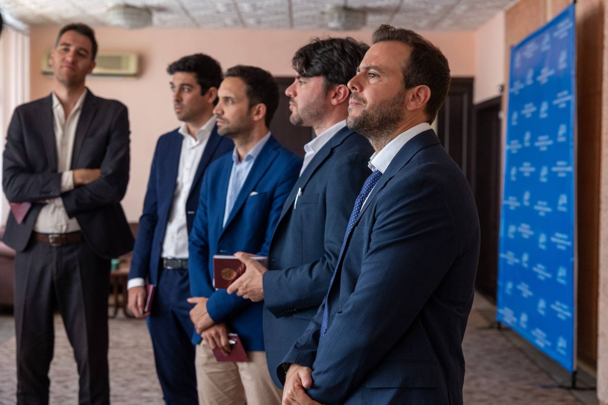 Испанские путешественники побывали в Верховном Совете Испанские путешественники побывали в Верховном Совете