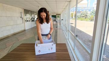 На ГРЭС в Днестровске собирают «Коробки добра»: тетрадки, ручки, альбомы и другие канцелярские принадлежности, которые пригодятся воспитанникам Глинойской школы-интерната в новом учебном году