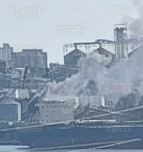 Сухогруз горит в Одесском порту после попадания Герани