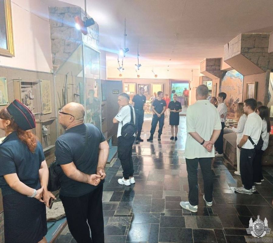 В краеведческом музее. . В преддверии Дня Республики молодые сотрудники милиции и ветераны УВД г. Бендеры, учащиеся гимназии № 1 побывали в Историко-краеведческом музее В краеведческом музее. . В преддверии Дня Республики молодые сотрудники милиции и ветераны УВД г. Бендеры, учащиеся гимназии № 1 побывали в Историко-краеведческом музее