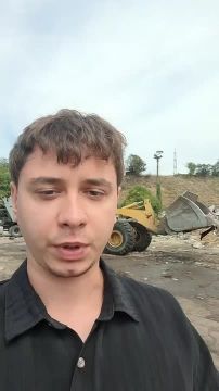 Прямо сейчас трактор разгребает мусор и помогает пожарным пробиться к очагу возгорания на свалке на Кировском