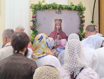 Специально к престольному празднику Преображения Господня из Гагаузии в Преображенский собор Бендер привезли чудотворную мироточивую икону Божией Матери «Державная»