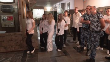 Накануне Дня освобождения Бендер сотрудники внутренних дел организовали экскурсию в историко-краеведческий музей для учеников гимназии №1