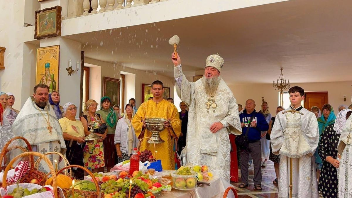 Сегодня, в праздник Преображения Господня (Яблочный Спас), архиепископ Тираспольский и Дубоссарский Савва совершил Божественную литургию в храме Воздвижения Креста Господня в Тирасполе Сегодня, в праздник Преображения Господня (Яблочный Спас), архиепископ Тираспольский и Дубоссарский Савва совершил Божественную литургию в храме Воздвижения Креста Господня в Тирасполе