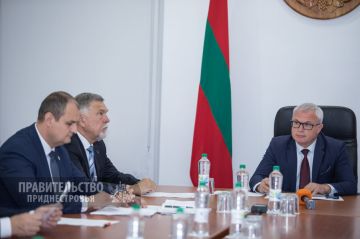Вице-премьер Виталий Нягу вручил благодарственные письма представителям Общеприднестровского народного форума, которые проводят общественные проверки на объектах ФКВ