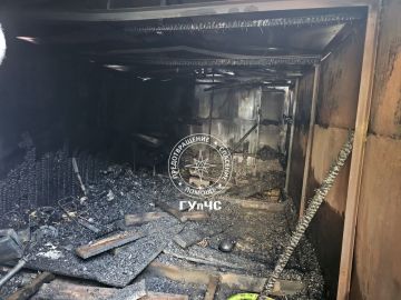 В столице вчера вечером на улице Карла Маркса загорелся гараж