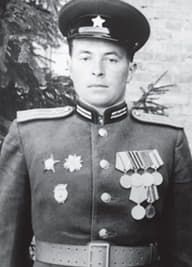 От Кавказа до Берлина. На фото — Андрей Васильевич Комарницкий, капитан, командир батареи 444-го отдельного истребительно-противотанкового артиллерийского дивизиона 416-й стрелковой дивизии