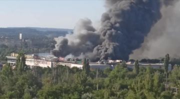 Сообщают что ТЦ в Кривом Роге по которому сегодня прилетело практически выгорел, в основном со стороны складских помещений и внутреннего двора куда и пришлось попадание