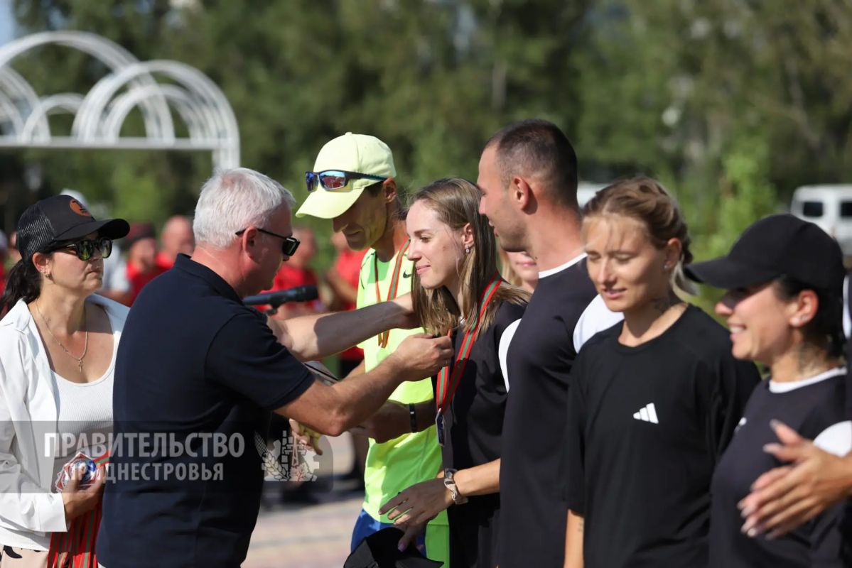 Команда Минобороны стала одним из победителей первого чемпионата ПМР по гребле на лодках-драконах, который прошел накануне в Рыбнице Команда Минобороны стала одним из победителей первого чемпионата ПМР по гребле на лодках-драконах, который прошел накануне в Рыбнице