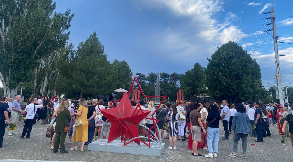 Каждый год ранним утром 23 августа жители города собираются у Мемориала Воинской Славы на Площади Героев
