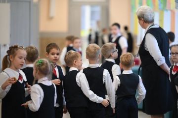 «Дважды два – четыре», «Учат в школе» и другие любимые песни советских и современных авторов зазвучат вместо привычных звонков в школах России
