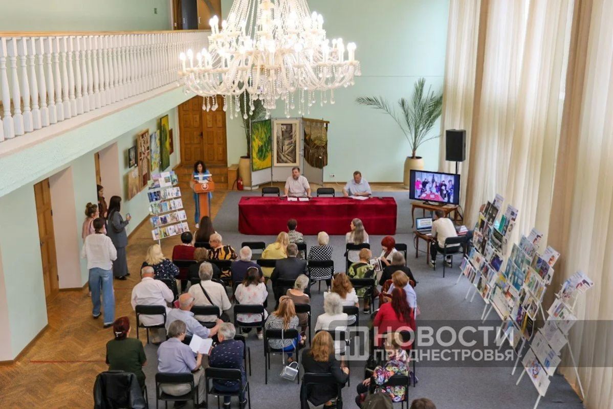 Сегодня во Дворце Республики в Тирасполе собрались писатели и поэты Приднестровья Сегодня во Дворце Республики в Тирасполе собрались писатели и поэты Приднестровья