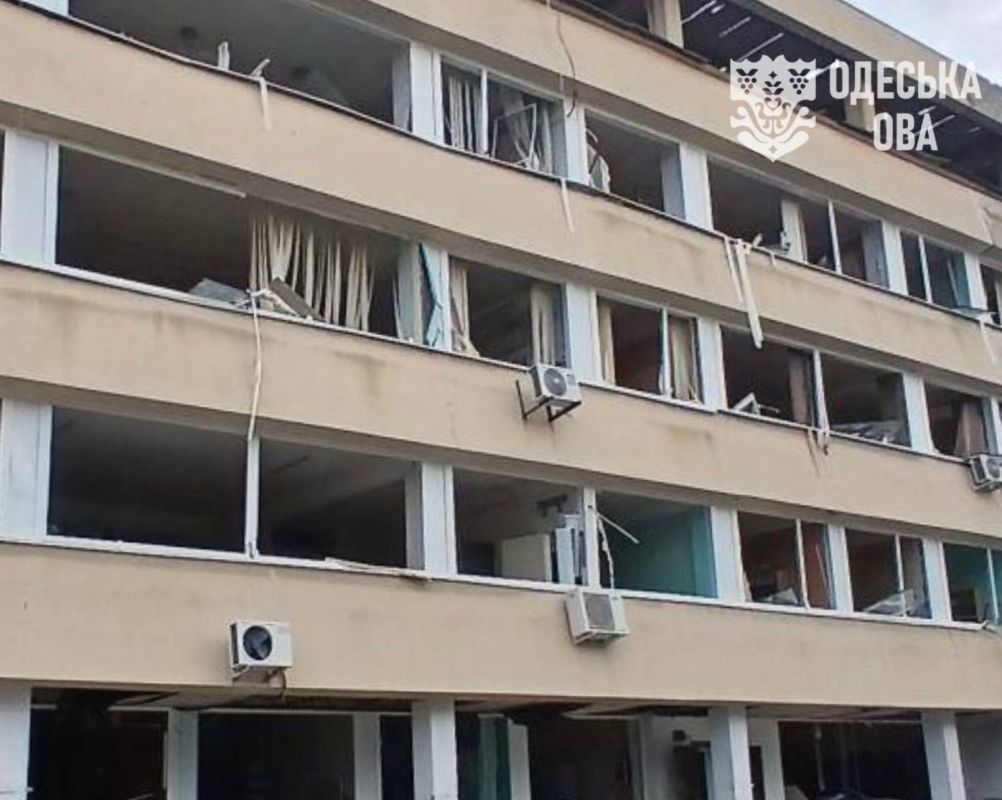 В Одессе после ночной атаки повреждены жилой дом, заправка и морской колледж В Одессе после ночной атаки повреждены жилой дом, заправка и морской колледж