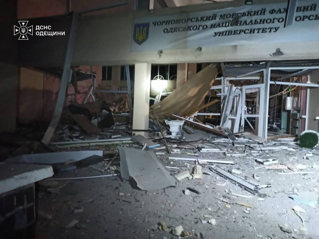 В Одессе после ночной атаки повреждены жилой дом, заправка и морской колледж В Одессе после ночной атаки повреждены жилой дом, заправка и морской колледж