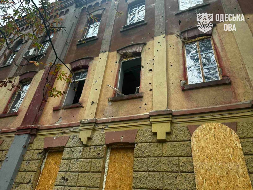 В Одессе после ночной атаки повреждены жилой дом, заправка и морской колледж В Одессе после ночной атаки повреждены жилой дом, заправка и морской колледж
