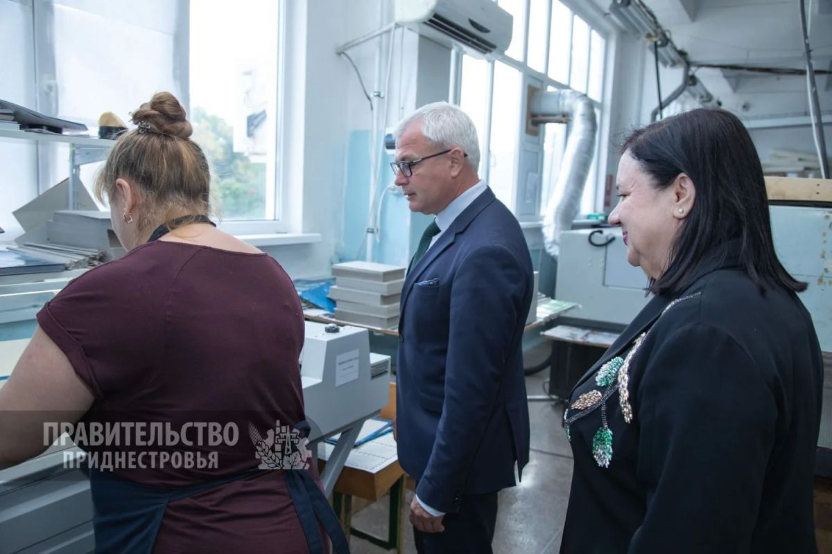 В школе села Маяк новые учебники уже получили старшеклассники В школе села Маяк новые учебники уже получили старшеклассники