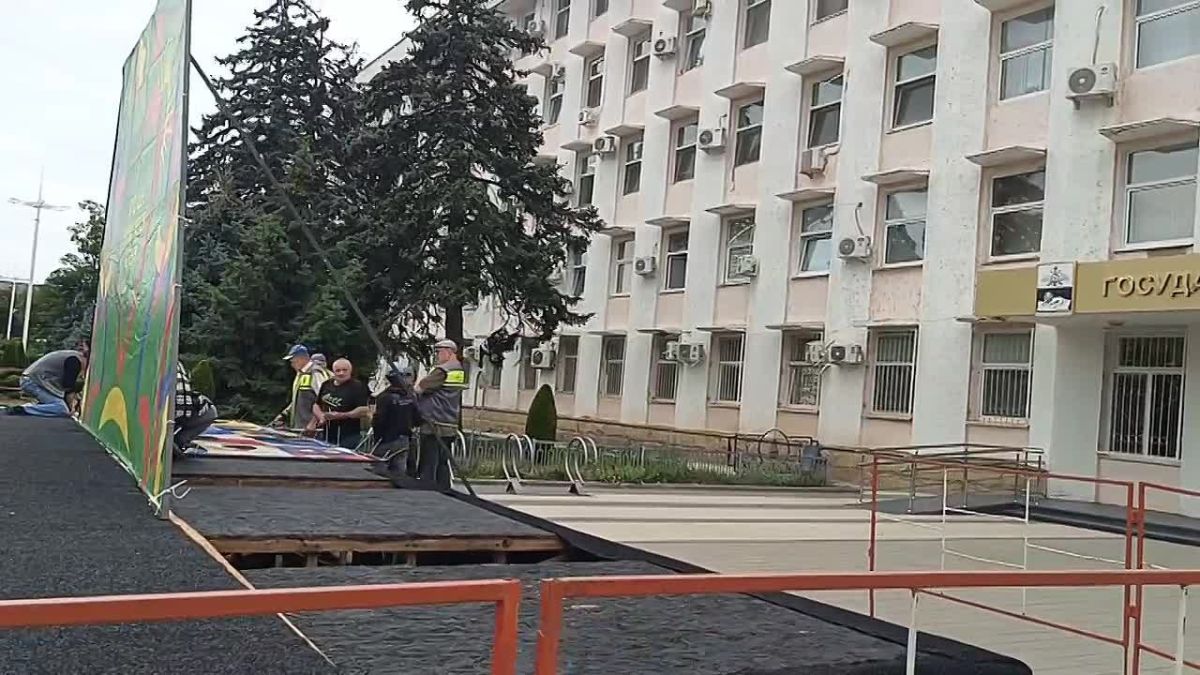 Перед госадминистрацией установили сцену