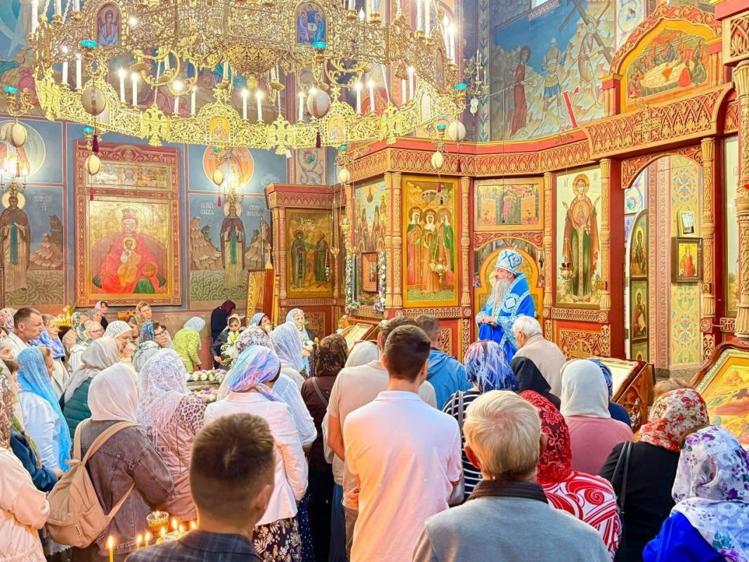 В день Успения Пресвятой Богородицы архиепископ Тираспольский и Дубоссарский Савва провёл праздничную литургию в кафедральном соборе Рождества Христова В день Успения Пресвятой Богородицы архиепископ Тираспольский и Дубоссарский Савва провёл праздничную литургию в кафедральном соборе Рождества Христова